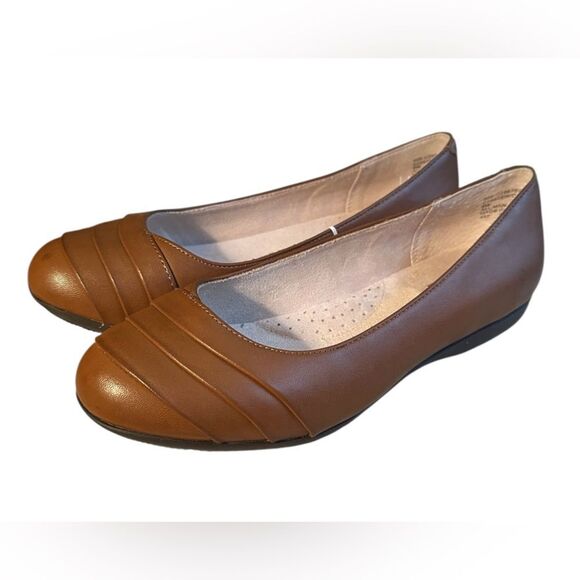 Cliffs by WHITE MOUNTAIN Shoes - Cliffs by White Mountain Women's Clara Ballet Flats. Cognac Brown Size 8 Wide